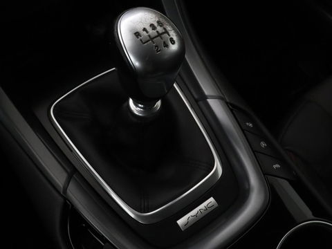 Ford Mondeo 2.0 TDCi ST Line | Panoramadak | Stoel & stuurverwarming | Camera | Trekhaak | Half leder | Navigatie | Achterbankverwarming | Park Assist
