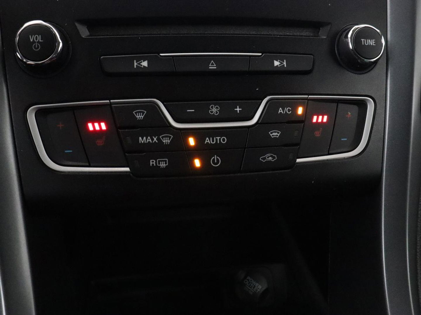 Ford Mondeo 2.0 TDCi ST Line | Panoramadak | Stoel & stuurverwarming | Camera | Trekhaak | Half leder | Navigatie | Achterbankverwarming | Park Assist