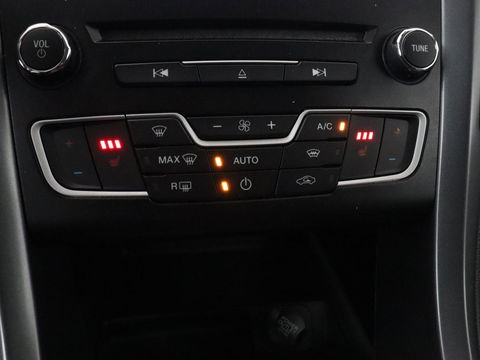Ford Mondeo 2.0 TDCi ST Line | Panoramadak | Stoel & stuurverwarming | Camera | Trekhaak | Half leder | Navigatie | Achterbankverwarming | Park Assist