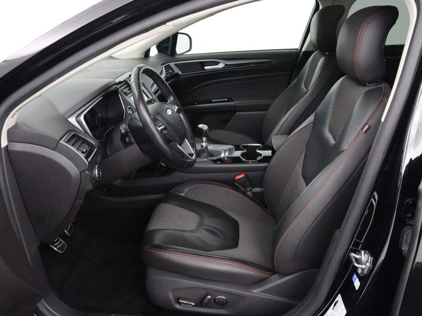 Ford Mondeo 2.0 TDCi ST Line | Panoramadak | Stoel & stuurverwarming | Camera | Trekhaak | Half leder | Navigatie | Achterbankverwarming | Park Assist