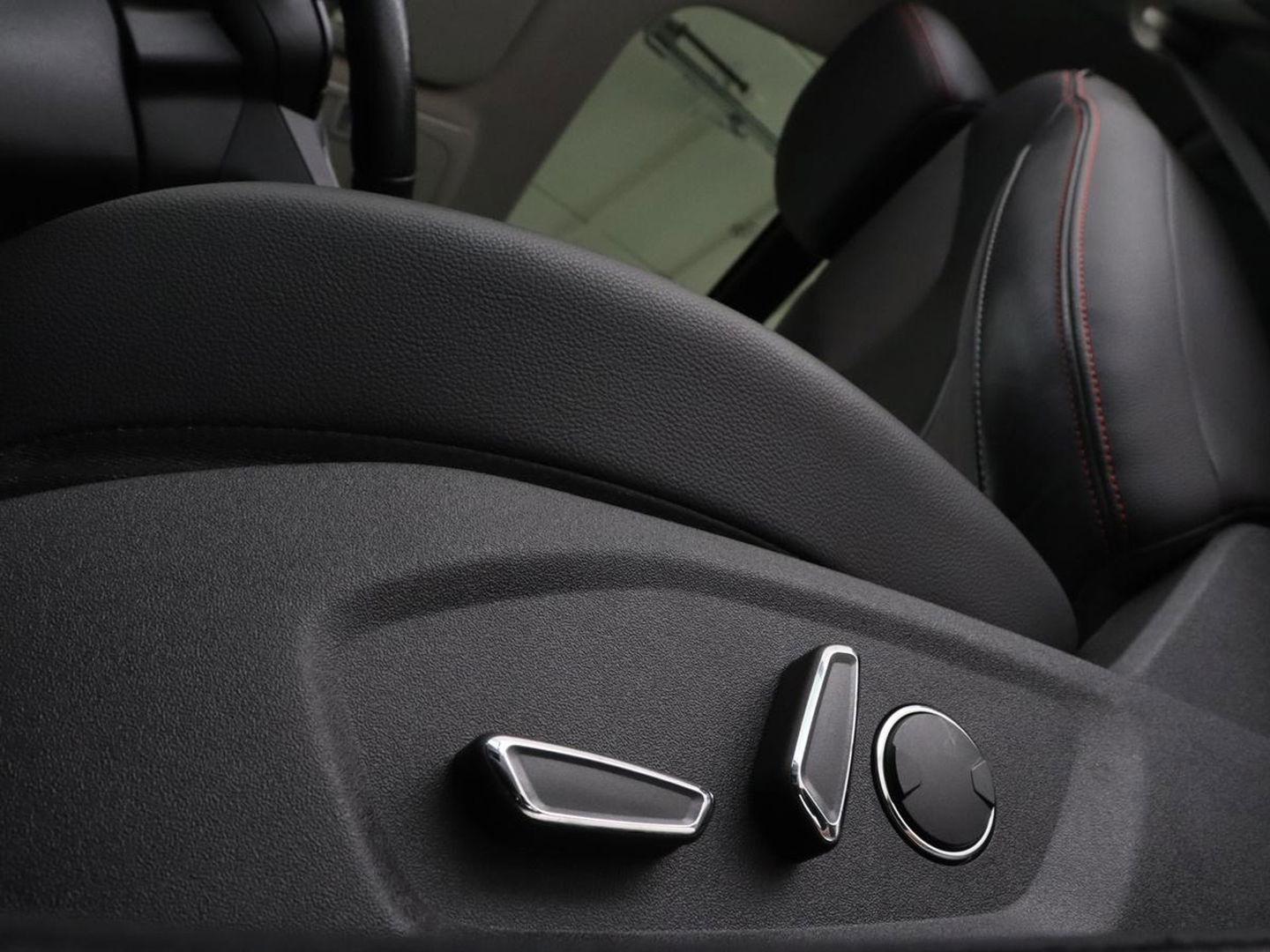 Ford Mondeo 2.0 TDCi ST Line | Panoramadak | Stoel & stuurverwarming | Camera | Trekhaak | Half leder | Navigatie | Achterbankverwarming | Park Assist