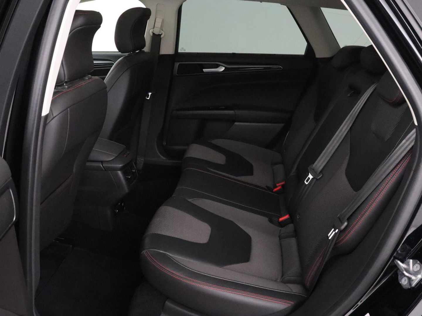 Ford Mondeo 2.0 TDCi ST Line | Panoramadak | Stoel & stuurverwarming | Camera | Trekhaak | Half leder | Navigatie | Achterbankverwarming | Park Assist