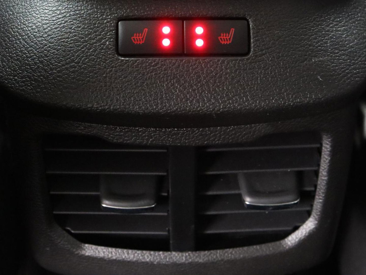 Ford Mondeo 2.0 TDCi ST Line | Panoramadak | Stoel & stuurverwarming | Camera | Trekhaak | Half leder | Navigatie | Achterbankverwarming | Park Assist