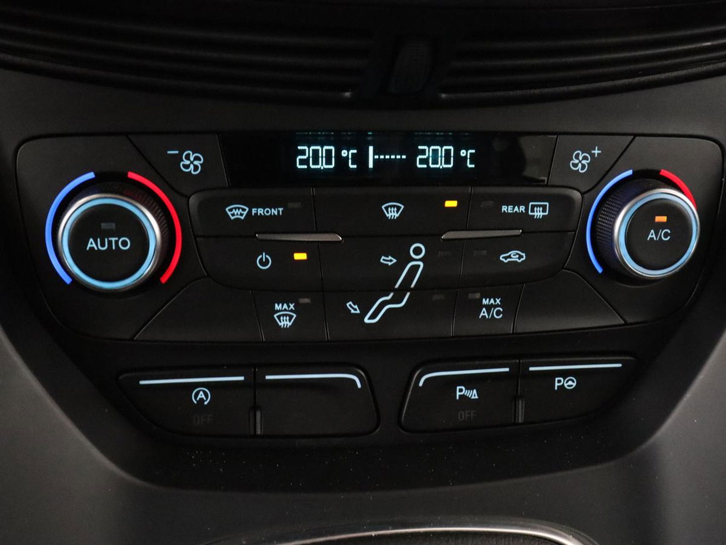 Ford C-MAX 1.5 TDCi Titanium | Carplay | Trekhaak | Navigatie | Verwarmde voorruit | Climate control | Keyless | Parkeerhulp | Cruise control