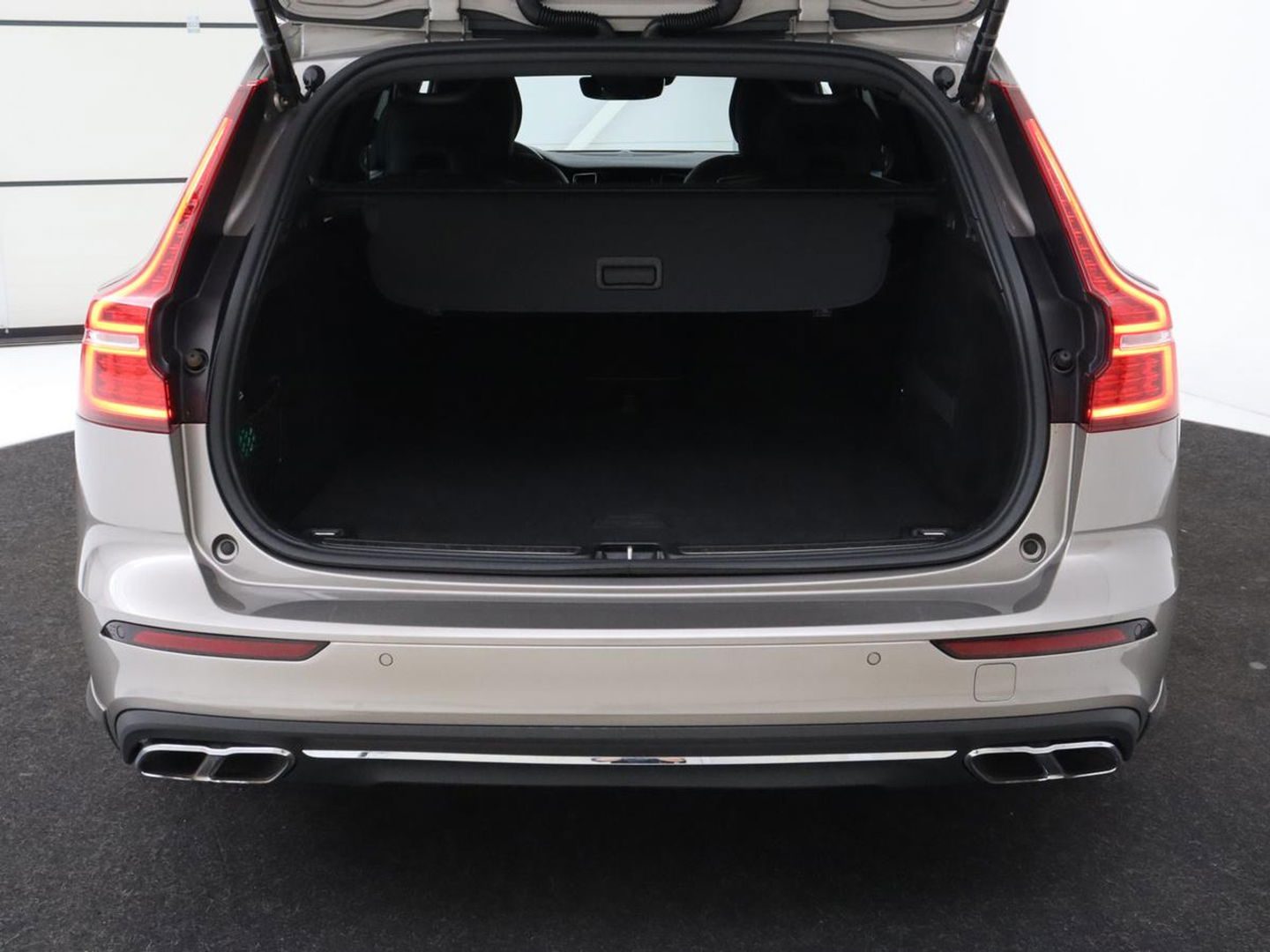 Volvo V60 2.0 T8 Twin Engine AWD Inscription | Panoramadak | Stoelventilatie | Leder | Massage | Adaptive cruise | Carplay | Harman/Kardon | Navigatie | Full LED | Stuurverwarming