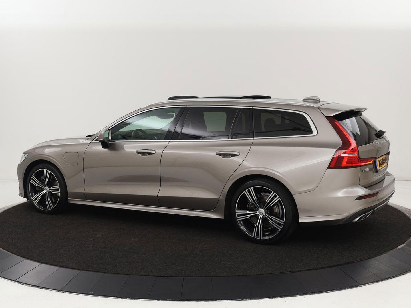 Volvo V60 2.0 T8 Twin Engine AWD Inscription | Panoramadak | Stoelventilatie | Leder | Massage | Adaptive cruise | Carplay | Harman/Kardon | Navigatie | Full LED | Stuurverwarming
