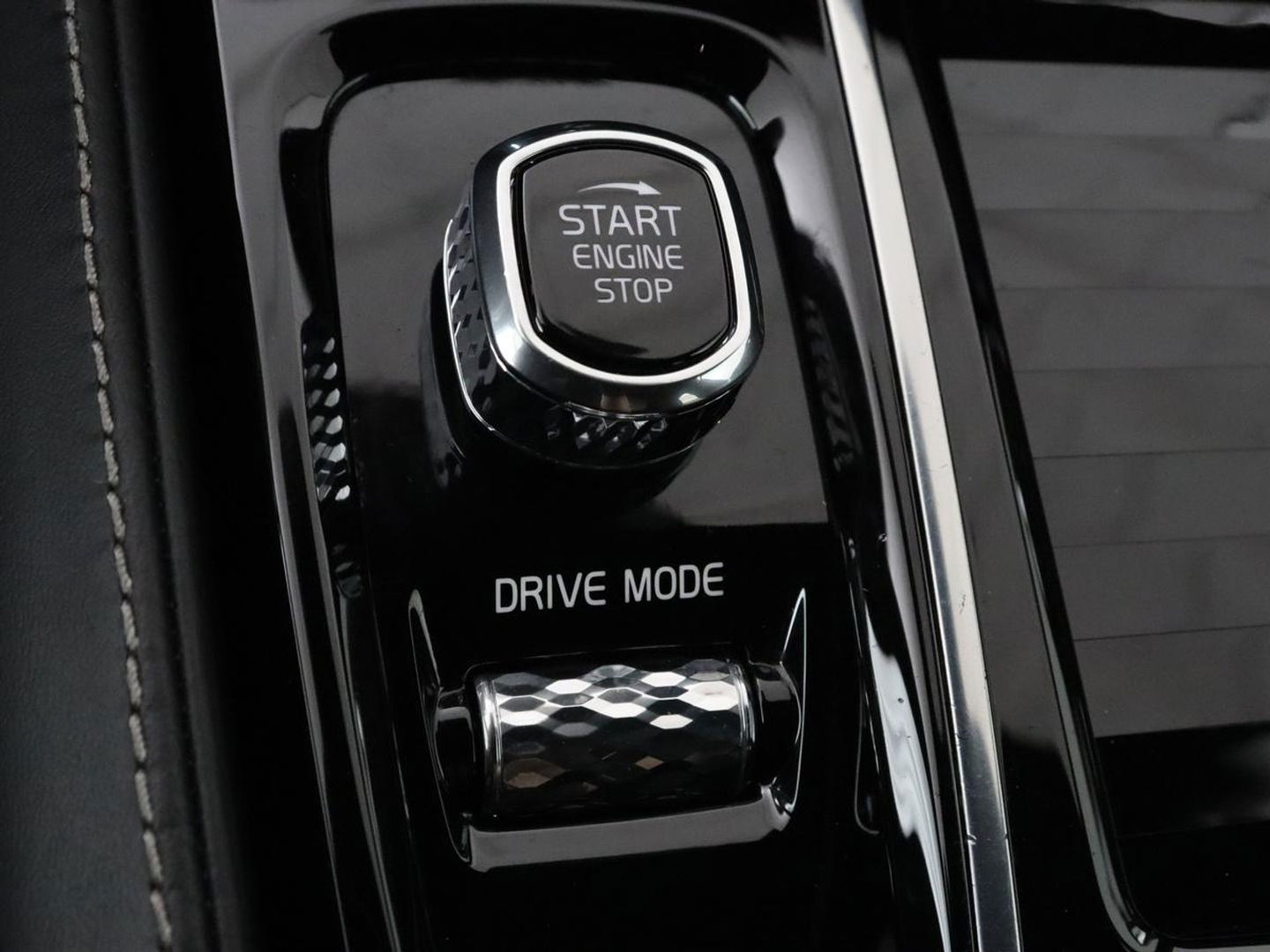 Volvo V60 2.0 T8 Twin Engine AWD Inscription | Panoramadak | Stoelventilatie | Leder | Massage | Adaptive cruise | Carplay | Harman/Kardon | Navigatie | Full LED | Stuurverwarming