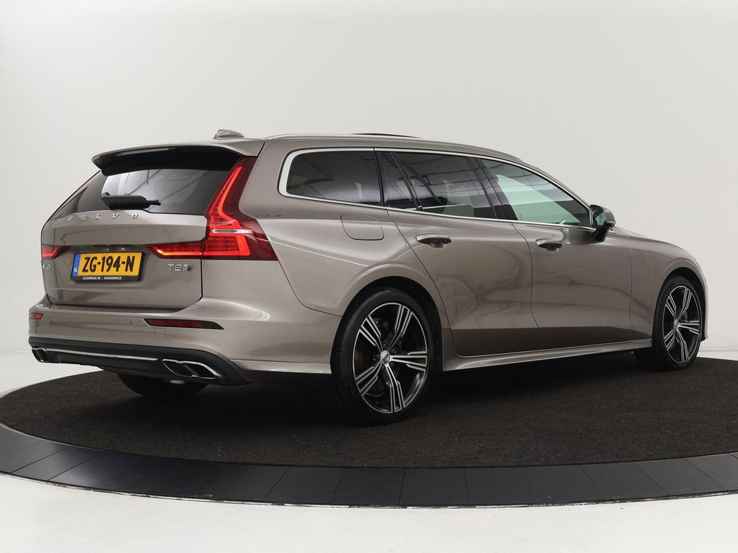 Volvo V60 2.0 T8 Twin Engine AWD Inscription | Panoramadak | Stoelventilatie | Leder | Massage | Adaptive cruise | Carplay | Harman/Kardon | Navigatie | Full LED | Stuurverwarming