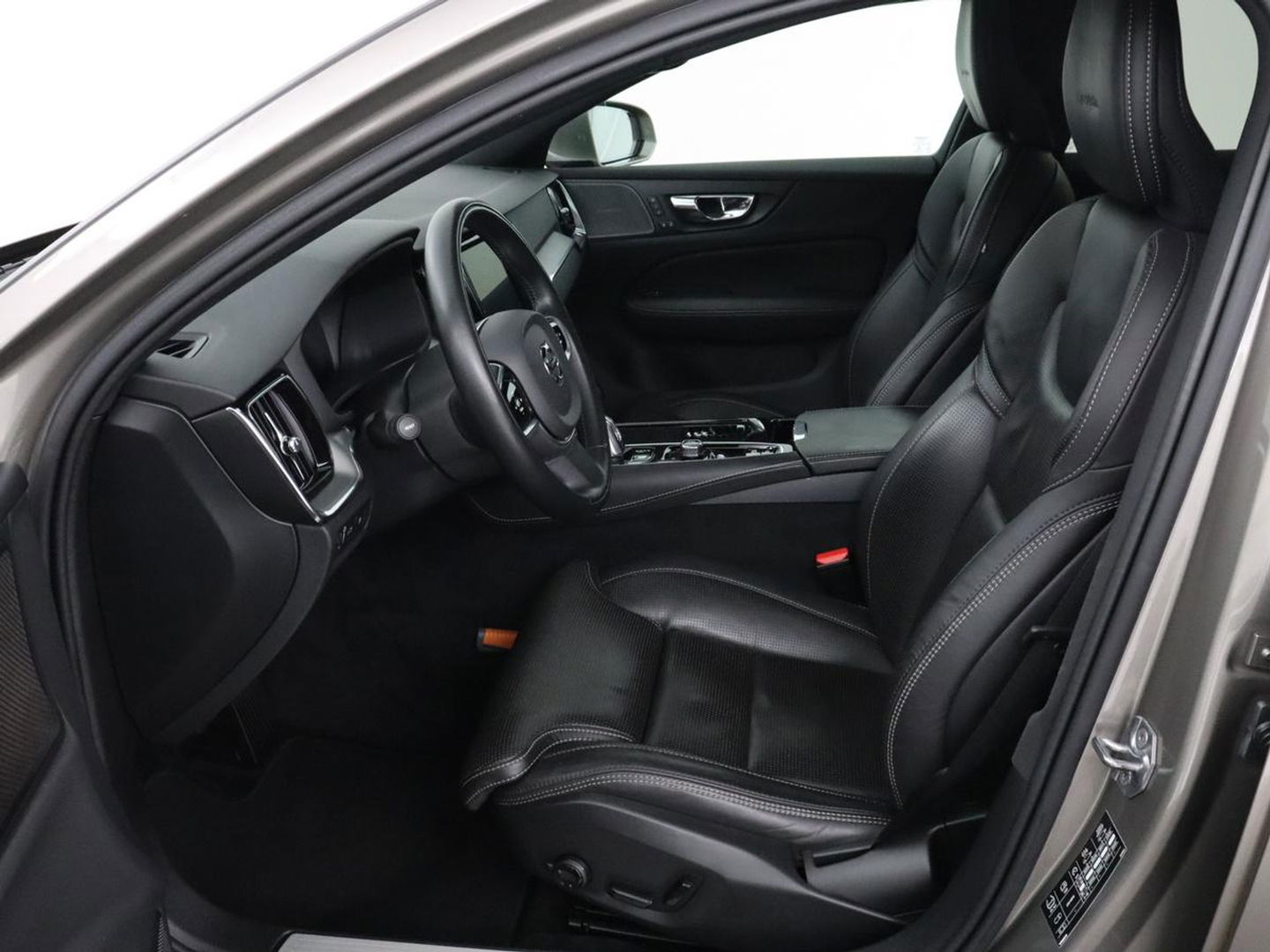 Volvo V60 2.0 T8 Twin Engine AWD Inscription | Panoramadak | Stoelventilatie | Leder | Massage | Adaptive cruise | Carplay | Harman/Kardon | Navigatie | Full LED | Stuurverwarming