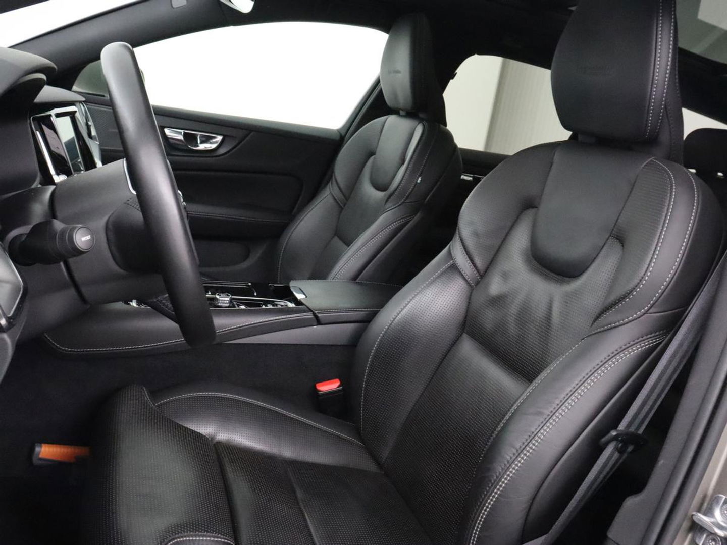 Volvo V60 2.0 T8 Twin Engine AWD Inscription | Panoramadak | Stoelventilatie | Leder | Massage | Adaptive cruise | Carplay | Harman/Kardon | Navigatie | Full LED | Stuurverwarming