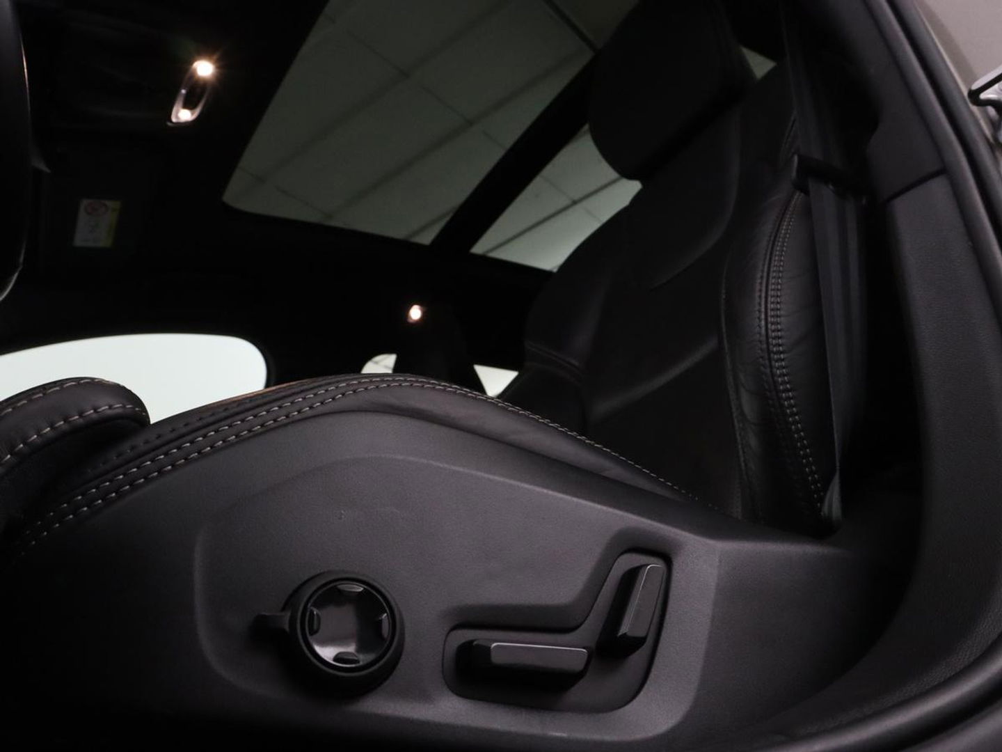 Volvo V60 2.0 T8 Twin Engine AWD Inscription | Panoramadak | Stoelventilatie | Leder | Massage | Adaptive cruise | Carplay | Harman/Kardon | Navigatie | Full LED | Stuurverwarming
