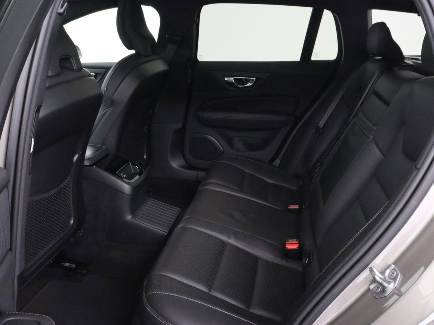Volvo V60 2.0 T8 Twin Engine AWD Inscription | Panoramadak | Stoelventilatie | Leder | Massage | Adaptive cruise | Carplay | Harman/Kardon | Navigatie | Full LED | Stuurverwarming