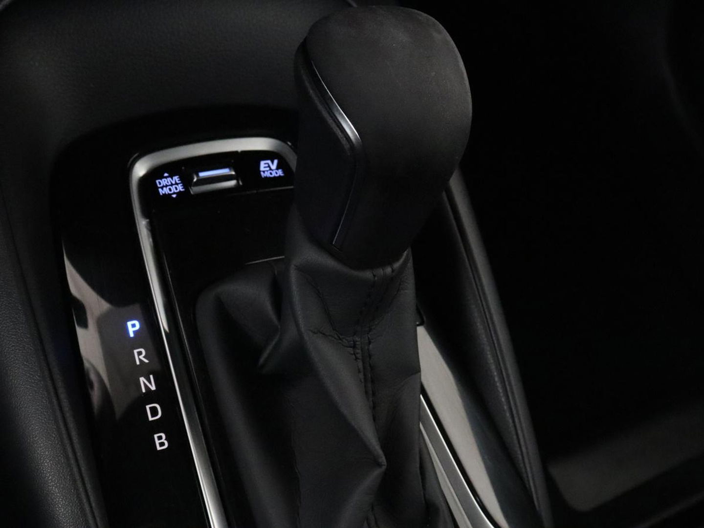 Toyota Corolla 1.8 Hybrid Dynamic | Stoelverwarming | Trekhaak | Camera | Adaptive cruise | Carplay | Navigatie | Parkeerhulp | Climate control