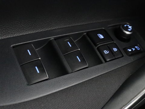 Toyota Corolla 1.8 Hybrid Dynamic | Stoelverwarming | Trekhaak | Camera | Adaptive cruise | Carplay | Navigatie | Parkeerhulp | Climate control