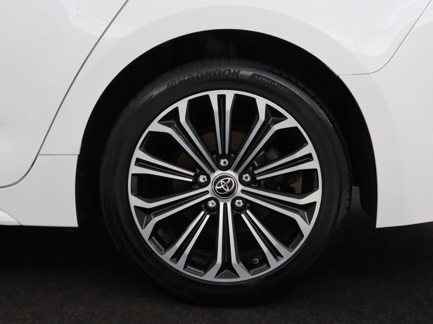 Toyota Corolla 1.8 Hybrid Dynamic | Stoelverwarming | Trekhaak | Camera | Adaptive cruise | Carplay | Navigatie | Parkeerhulp | Climate control