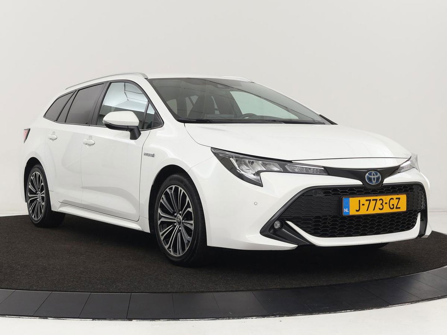 Toyota Corolla 1.8 Hybrid Dynamic | Stoelverwarming | Trekhaak | Camera | Adaptive cruise | Carplay | Navigatie | Parkeerhulp | Climate control