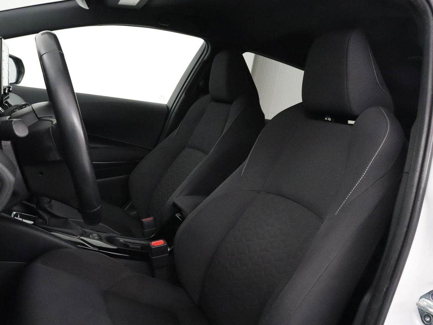 Toyota Corolla 1.8 Hybrid Dynamic | Stoelverwarming | Trekhaak | Camera | Adaptive cruise | Carplay | Navigatie | Parkeerhulp | Climate control