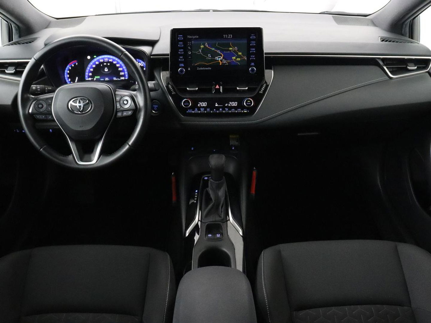 Toyota Corolla 1.8 Hybrid Dynamic | Stoelverwarming | Trekhaak | Camera | Adaptive cruise | Carplay | Navigatie | Parkeerhulp | Climate control