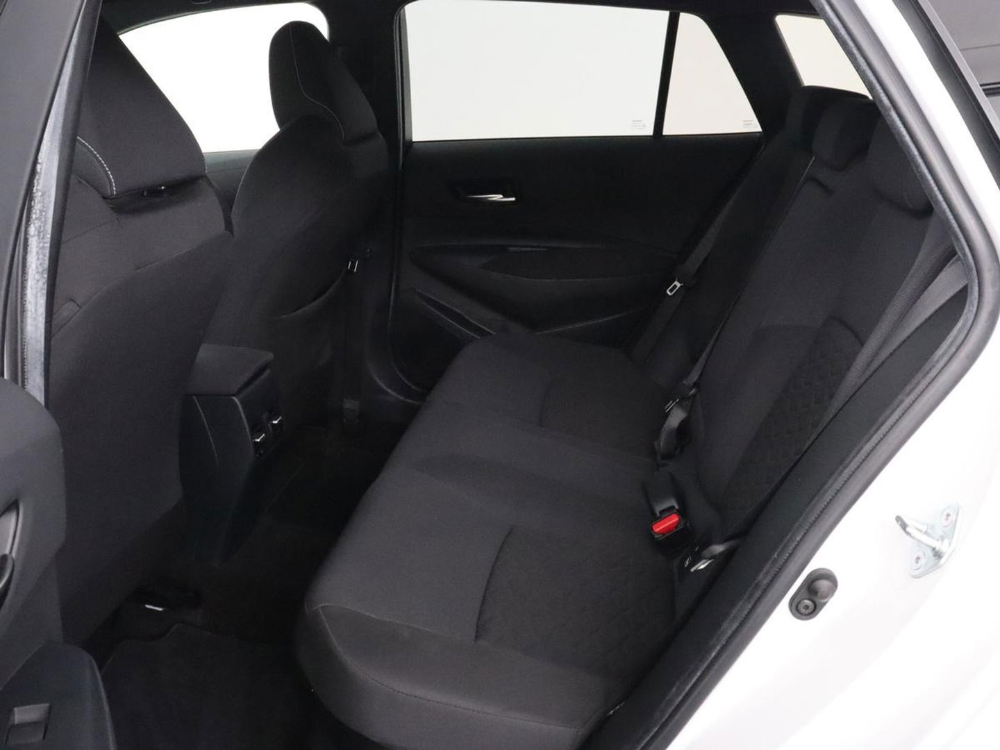 Toyota Corolla 1.8 Hybrid Dynamic | Stoelverwarming | Trekhaak | Camera | Adaptive cruise | Carplay | Navigatie | Parkeerhulp | Climate control