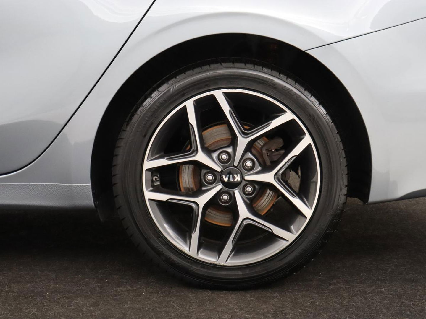 Kia Ceed 1.5 T-GDi GT-Line | Leder/Alcantara | Stoel & stuurverwarming | JBL Sound | Adaptive cruise | Camera | Carplay | Keyless | Navigatie | Full LED