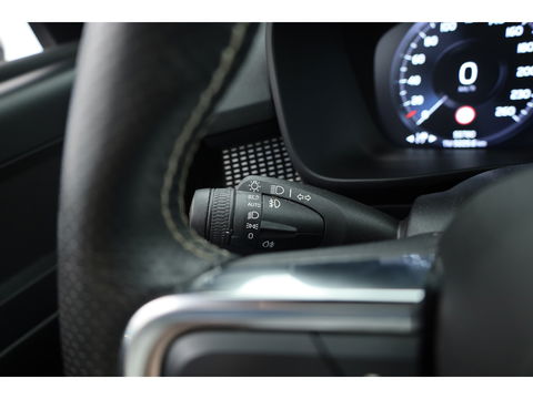 Volvo XC40 1.5 T5 Recharge R-Design | Pano | Elek. trekhaak | Adapt. Cruise | Stoel- Stuurverw. | Camera