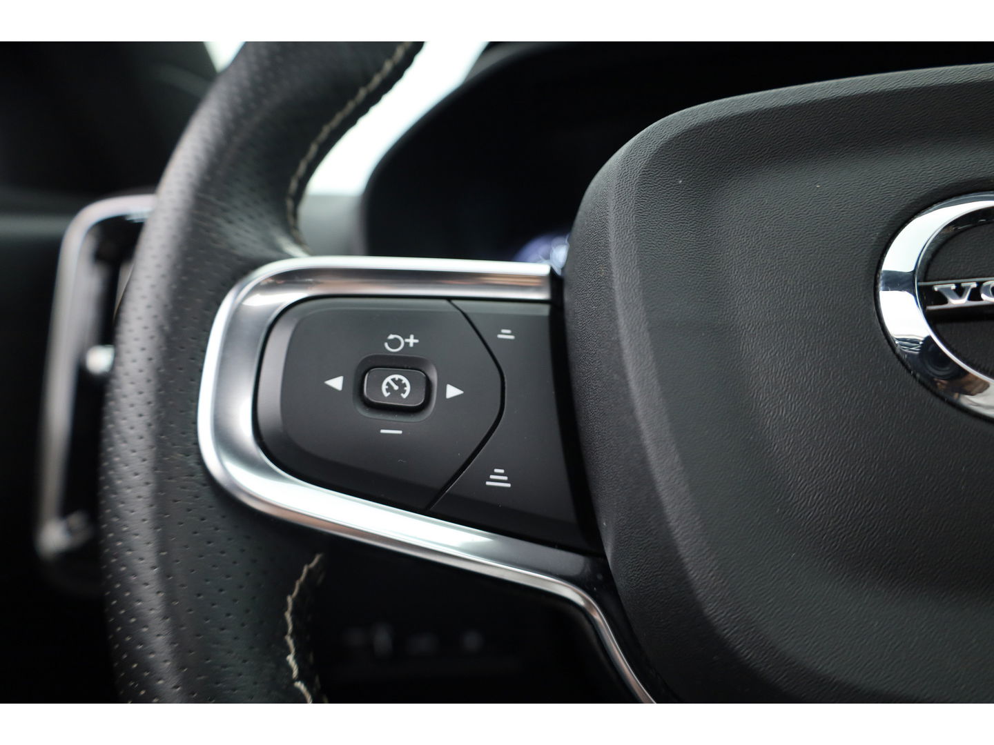Volvo XC40 1.5 T5 Recharge R-Design | Pano | Elek. trekhaak | Adapt. Cruise | Stoel- Stuurverw. | Camera