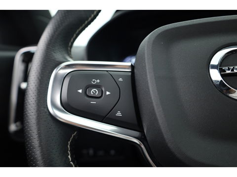 Volvo XC40 1.5 T5 Recharge R-Design | Pano | Elek. trekhaak | Adapt. Cruise | Stoel- Stuurverw. | Camera