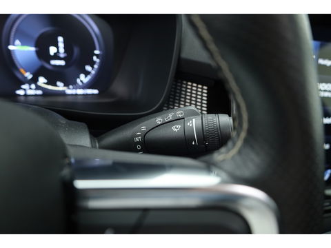 Volvo XC40 1.5 T5 Recharge R-Design | Pano | Elek. trekhaak | Adapt. Cruise | Stoel- Stuurverw. | Camera