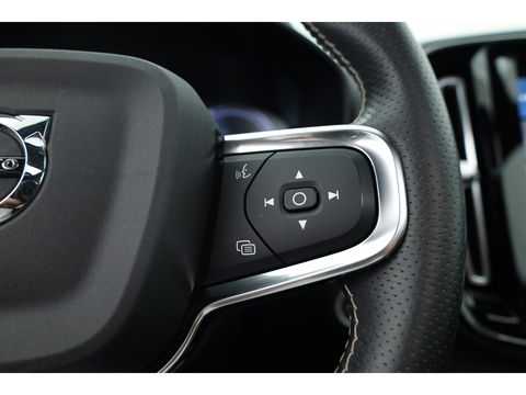 Volvo XC40 1.5 T5 Recharge R-Design | Pano | Elek. trekhaak | Adapt. Cruise | Stoel- Stuurverw. | Camera