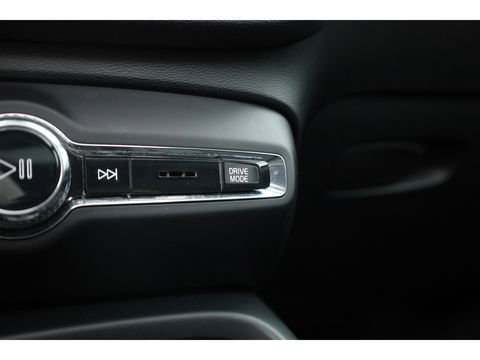 Volvo XC40 1.5 T5 Recharge R-Design | Pano | Elek. trekhaak | Adapt. Cruise | Stoel- Stuurverw. | Camera