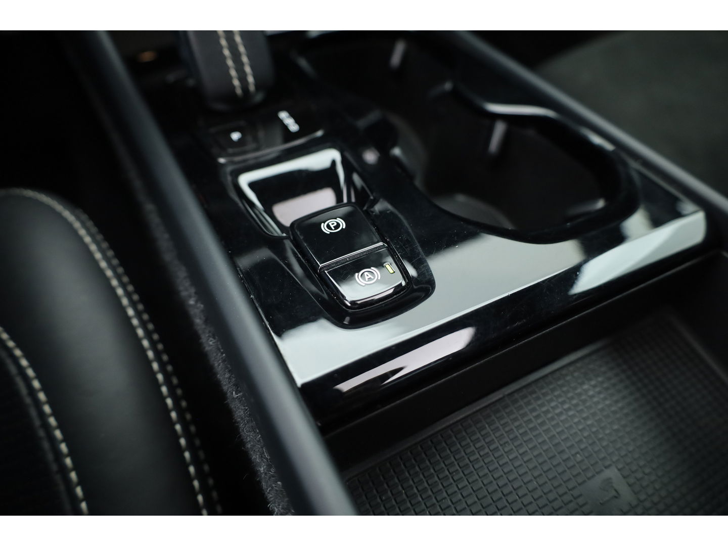 Volvo XC40 1.5 T5 Recharge R-Design | Pano | Elek. trekhaak | Adapt. Cruise | Stoel- Stuurverw. | Camera