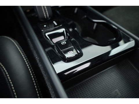 Volvo XC40 1.5 T5 Recharge R-Design | Pano | Elek. trekhaak | Adapt. Cruise | Stoel- Stuurverw. | Camera