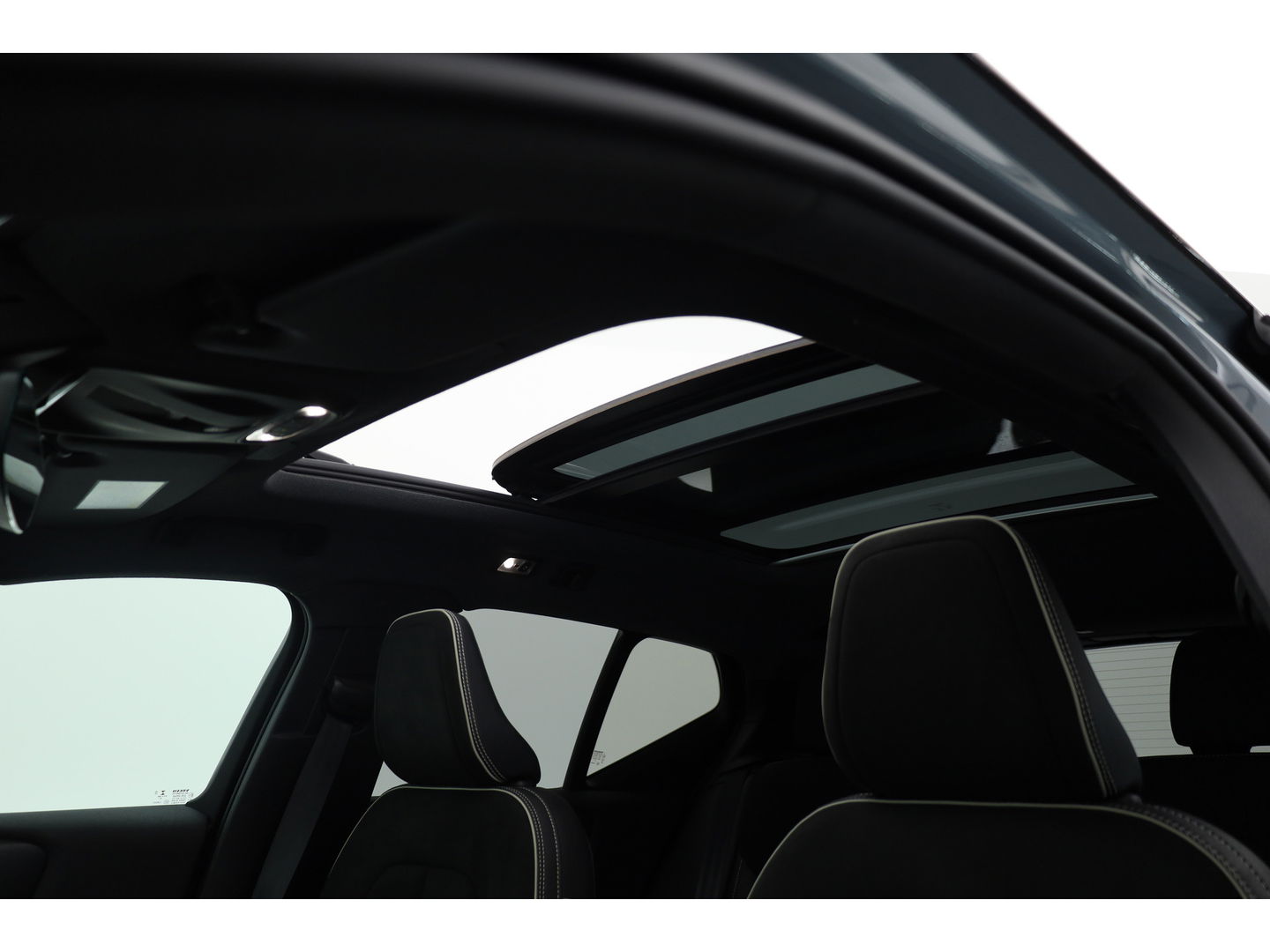 Volvo XC40 1.5 T5 Recharge R-Design | Pano | Elek. trekhaak | Adapt. Cruise | Stoel- Stuurverw. | Camera
