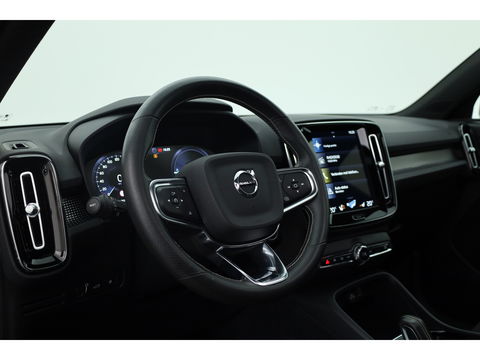 Volvo XC40 1.5 T5 Recharge R-Design | Pano | Elek. trekhaak | Adapt. Cruise | Stoel- Stuurverw. | Camera
