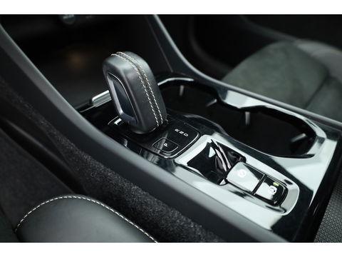 Volvo XC40 1.5 T5 Recharge R-Design | Pano | Elek. trekhaak | Adapt. Cruise | Stoel- Stuurverw. | Camera