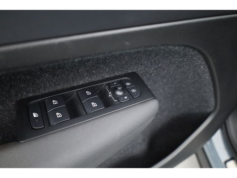 Volvo XC40 1.5 T5 Recharge R-Design | Pano | Elek. trekhaak | Adapt. Cruise | Stoel- Stuurverw. | Camera