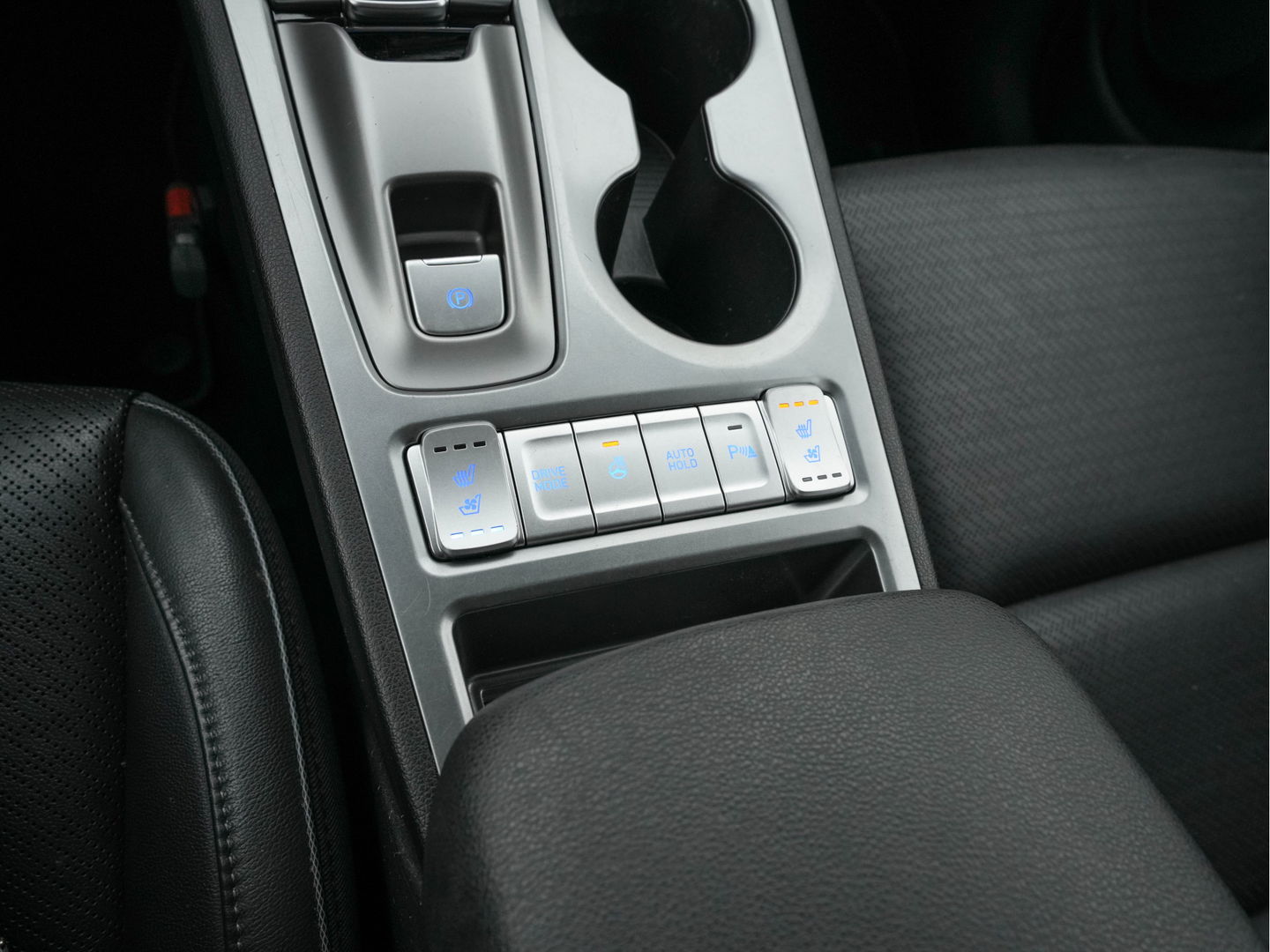 Hyundai KONA EV Premium 64 kWh (INCL-BTW) *FULL-LEATHER | HEAD-UP | FULL-LED | NAVI-FULLMAP | DAB | ADAPTIVE-CRUISE | KRELL-AUDIO | KEYLESS | CAMERA | BLIND-SPOT | LANE-ASSIST | DIGI-COCKPIT | COMFORT-SEATS | 17''ALU*