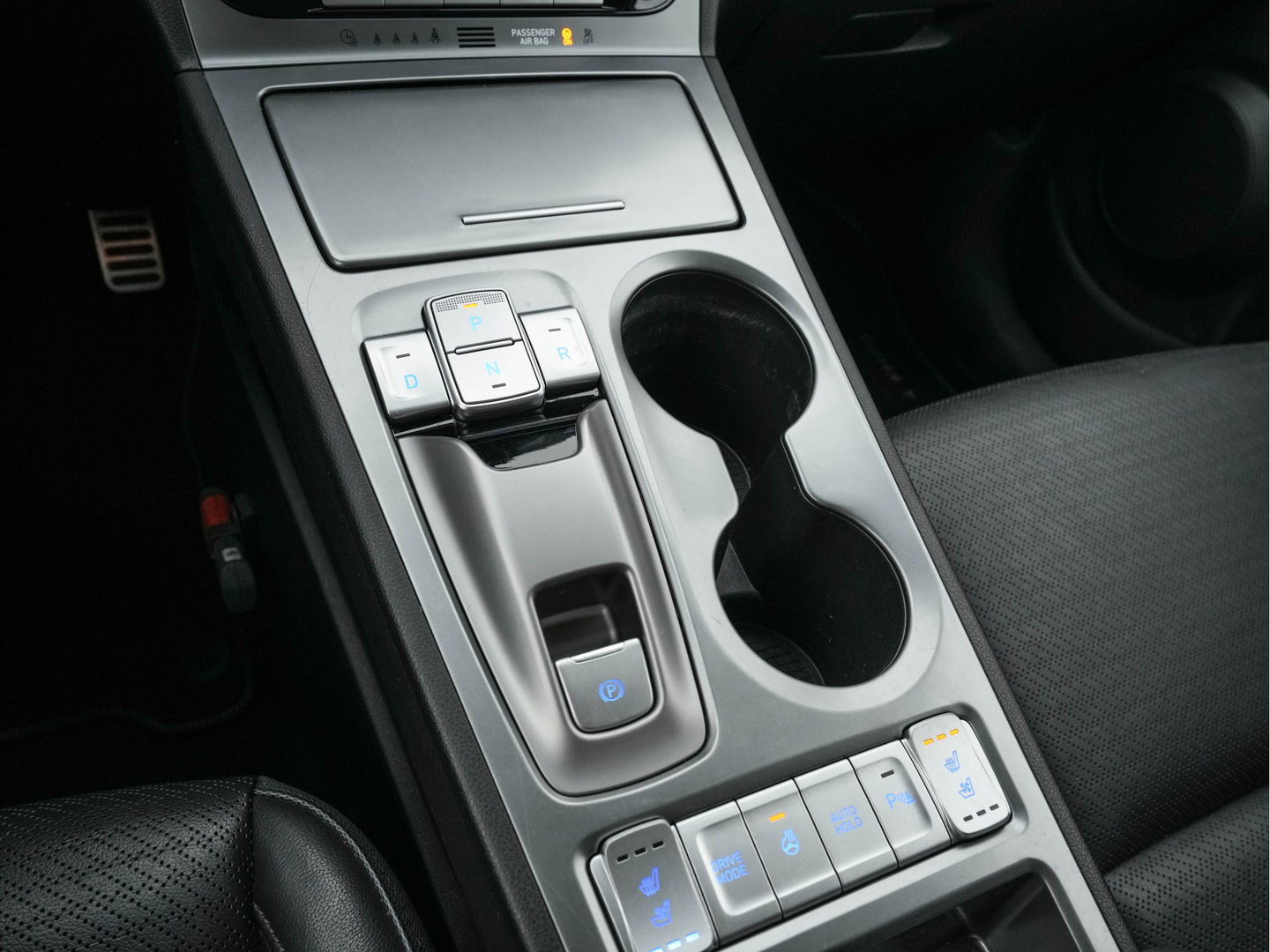 Hyundai KONA EV Premium 64 kWh (INCL-BTW) *FULL-LEATHER | HEAD-UP | FULL-LED | NAVI-FULLMAP | DAB | ADAPTIVE-CRUISE | KRELL-AUDIO | KEYLESS | CAMERA | BLIND-SPOT | LANE-ASSIST | DIGI-COCKPIT | COMFORT-SEATS | 17''ALU*