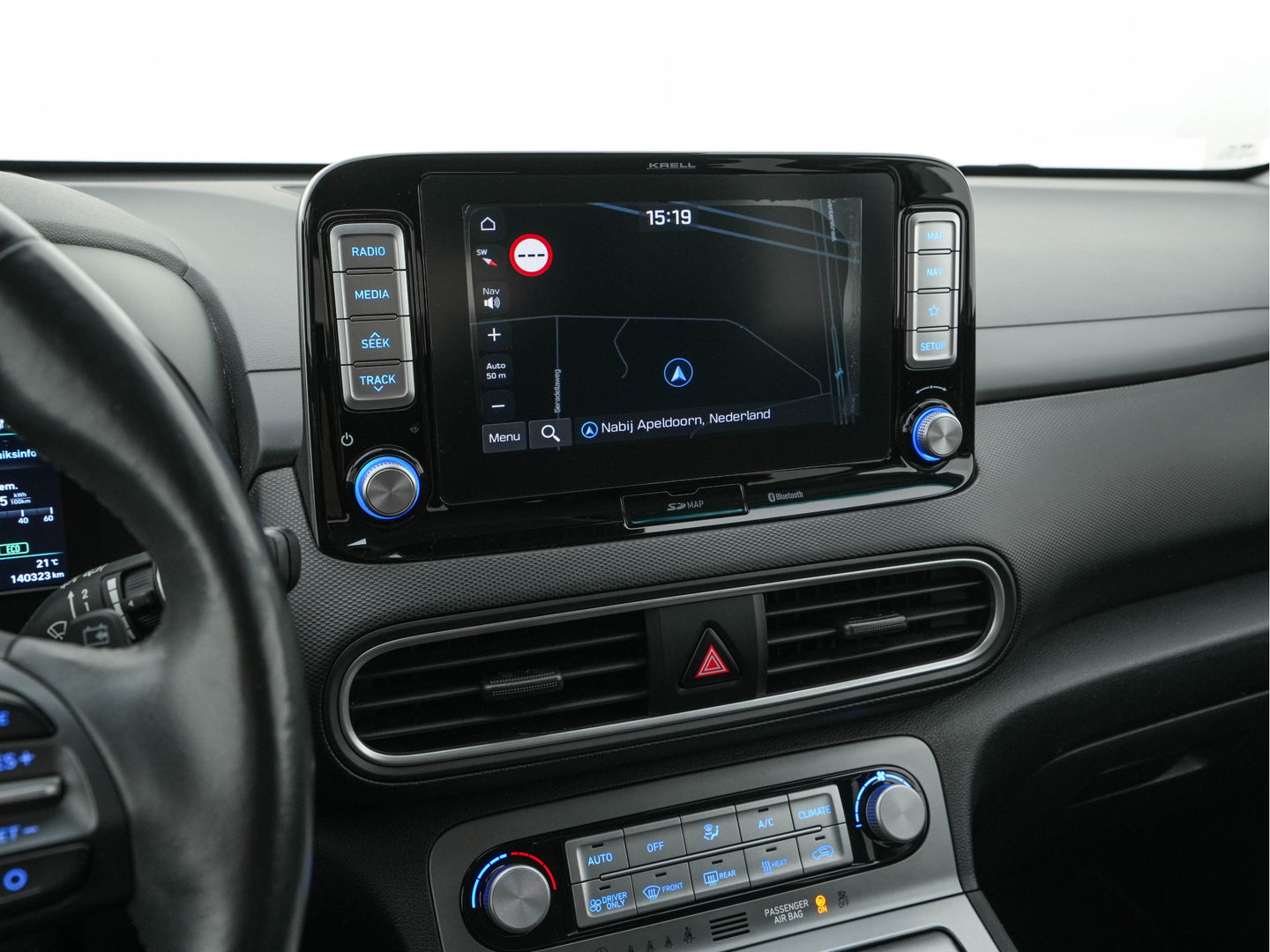 Hyundai KONA EV Premium 64 kWh (INCL-BTW) *FULL-LEATHER | HEAD-UP | FULL-LED | NAVI-FULLMAP | DAB | ADAPTIVE-CRUISE | KRELL-AUDIO | KEYLESS | CAMERA | BLIND-SPOT | LANE-ASSIST | DIGI-COCKPIT | COMFORT-SEATS | 17''ALU*