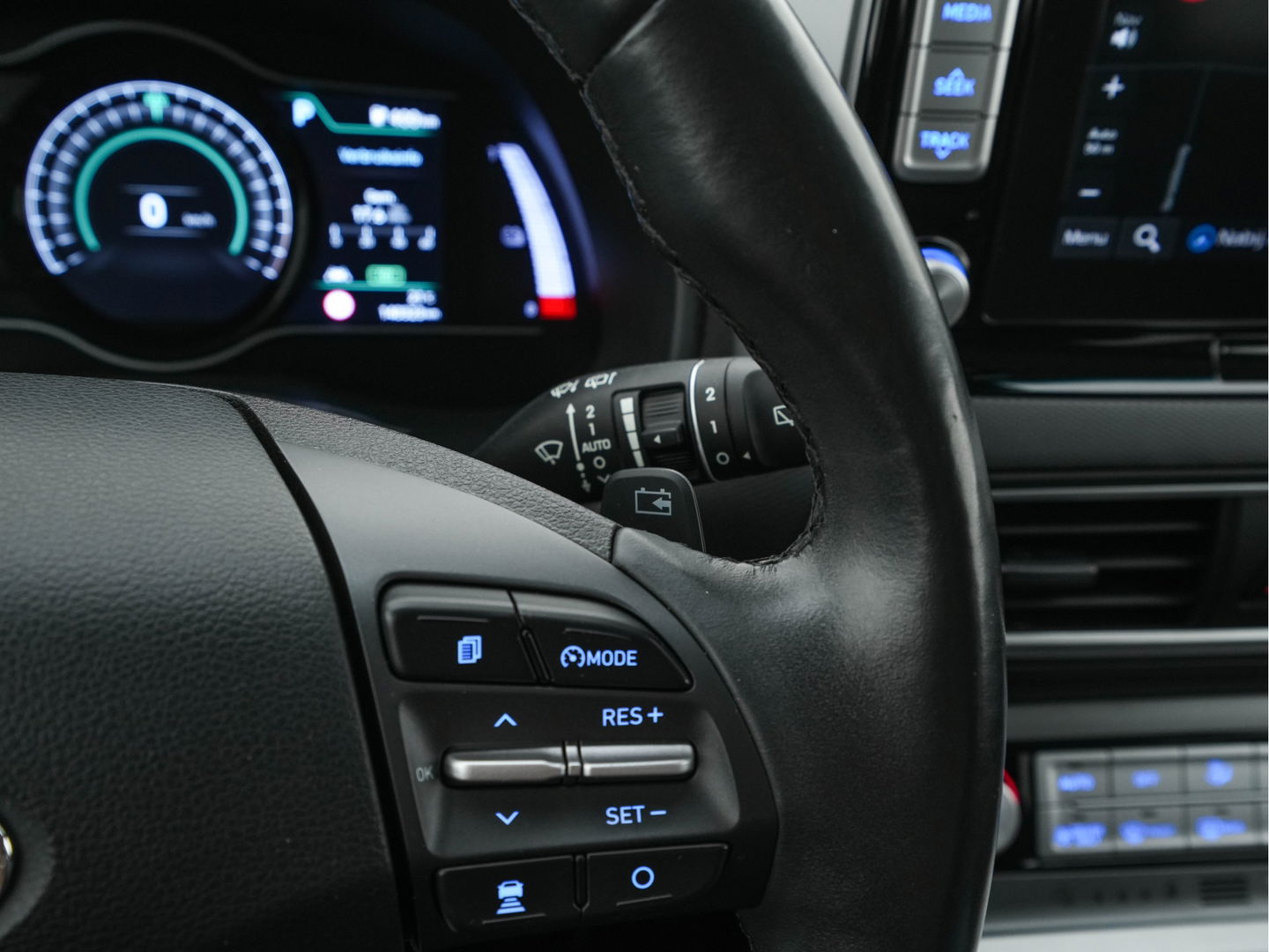 Hyundai KONA EV Premium 64 kWh (INCL-BTW) *FULL-LEATHER | HEAD-UP | FULL-LED | NAVI-FULLMAP | DAB | ADAPTIVE-CRUISE | KRELL-AUDIO | KEYLESS | CAMERA | BLIND-SPOT | LANE-ASSIST | DIGI-COCKPIT | COMFORT-SEATS | 17''ALU*