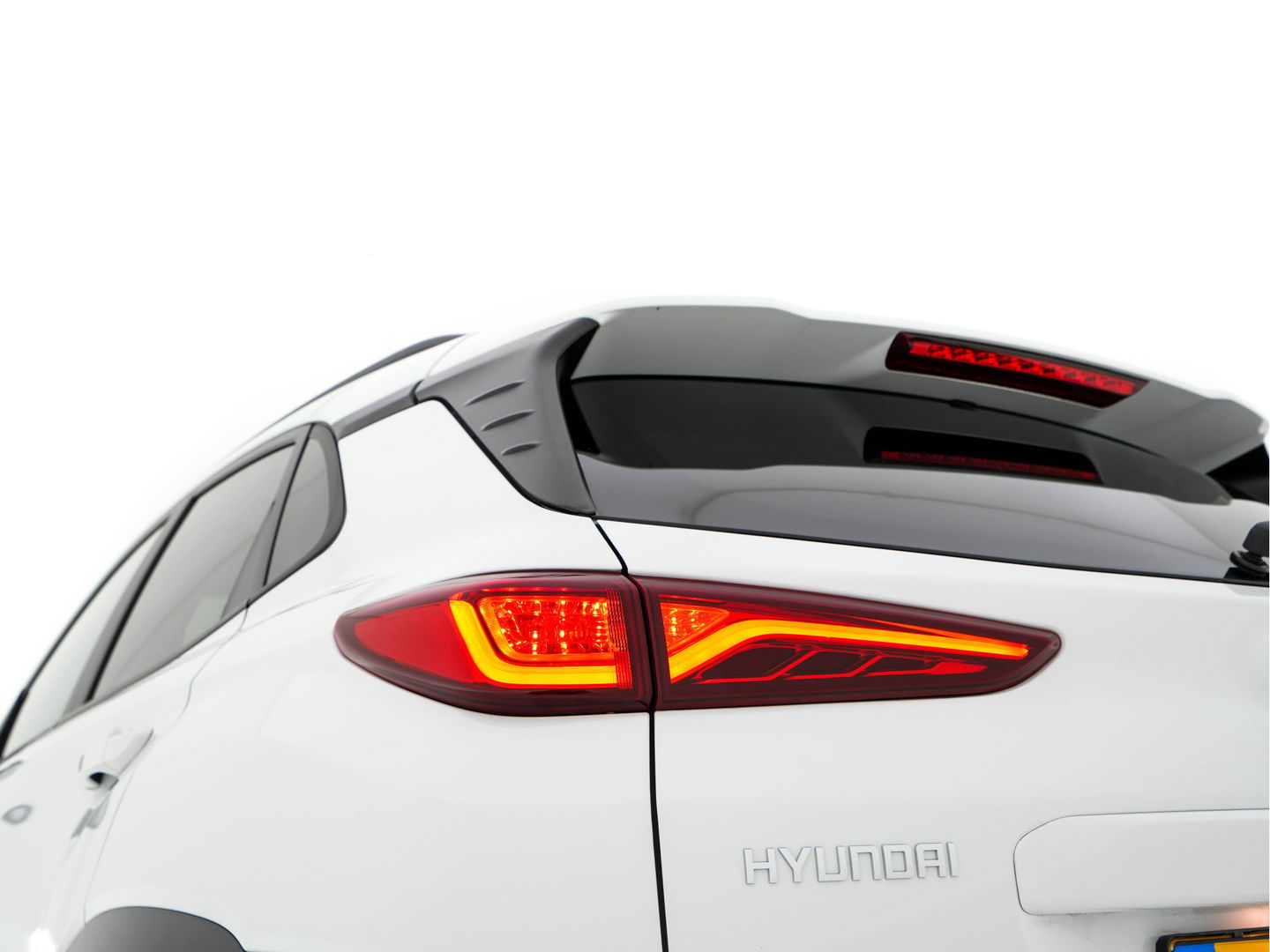 Hyundai KONA EV Premium 64 kWh (INCL-BTW) *FULL-LEATHER | HEAD-UP | FULL-LED | NAVI-FULLMAP | DAB | ADAPTIVE-CRUISE | KRELL-AUDIO | KEYLESS | CAMERA | BLIND-SPOT | LANE-ASSIST | DIGI-COCKPIT | COMFORT-SEATS | 17''ALU*