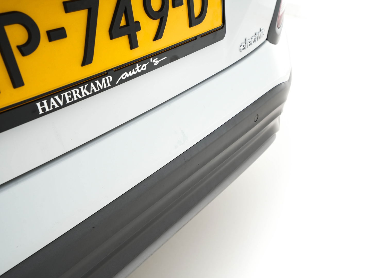Hyundai KONA EV Premium 64 kWh (INCL-BTW) *FULL-LEATHER | HEAD-UP | FULL-LED | NAVI-FULLMAP | DAB | ADAPTIVE-CRUISE | KRELL-AUDIO | KEYLESS | CAMERA | BLIND-SPOT | LANE-ASSIST | DIGI-COCKPIT | COMFORT-SEATS | 17''ALU*