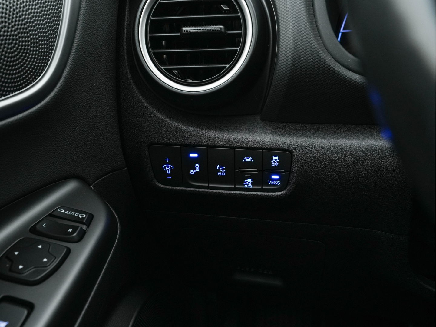 Hyundai KONA EV Premium 64 kWh (INCL-BTW) *FULL-LEATHER | HEAD-UP | FULL-LED | NAVI-FULLMAP | DAB | ADAPTIVE-CRUISE | KRELL-AUDIO | KEYLESS | CAMERA | BLIND-SPOT | LANE-ASSIST | DIGI-COCKPIT | COMFORT-SEATS | 17''ALU*