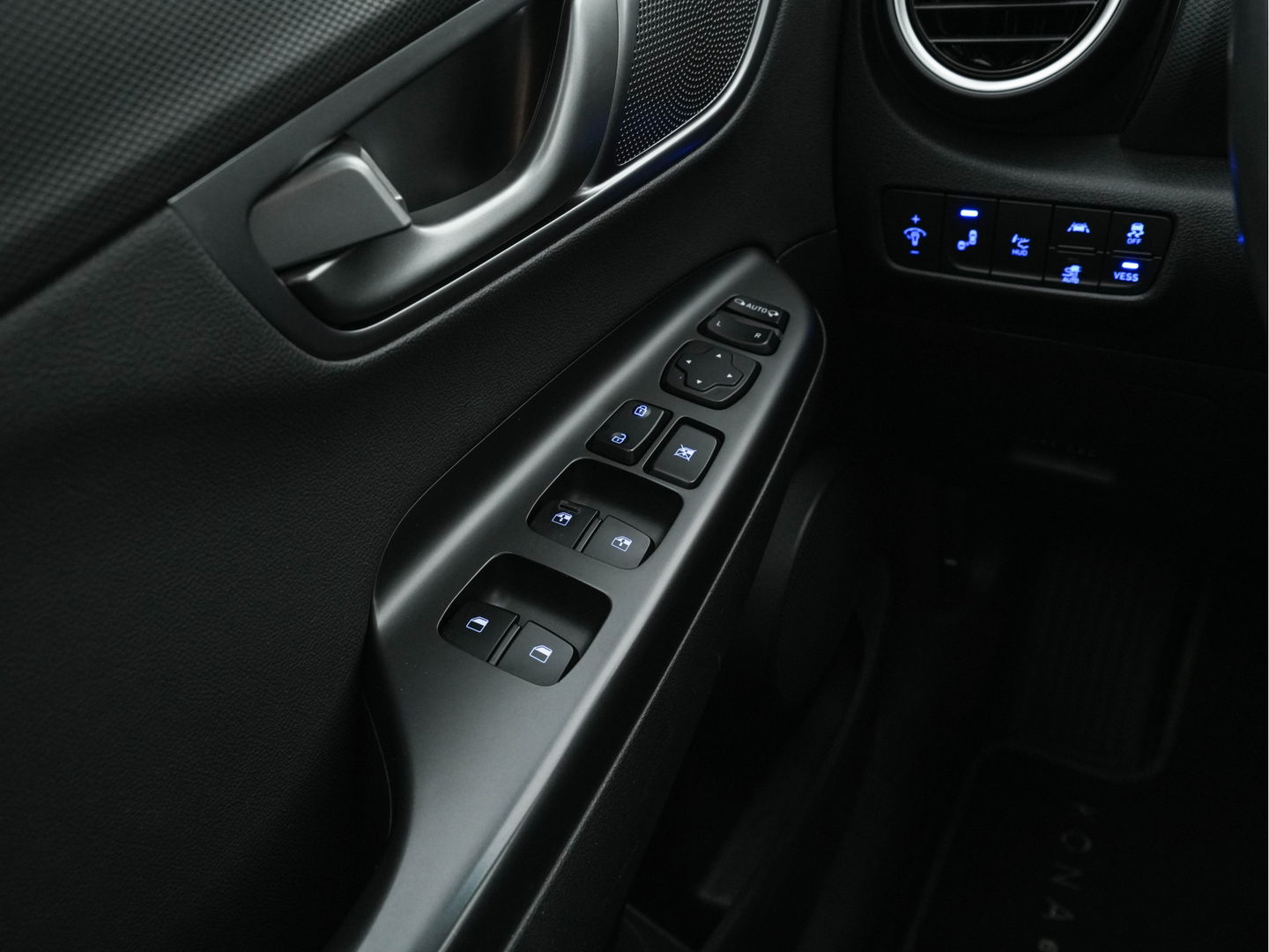 Hyundai KONA EV Premium 64 kWh (INCL-BTW) *FULL-LEATHER | HEAD-UP | FULL-LED | NAVI-FULLMAP | DAB | ADAPTIVE-CRUISE | KRELL-AUDIO | KEYLESS | CAMERA | BLIND-SPOT | LANE-ASSIST | DIGI-COCKPIT | COMFORT-SEATS | 17''ALU*