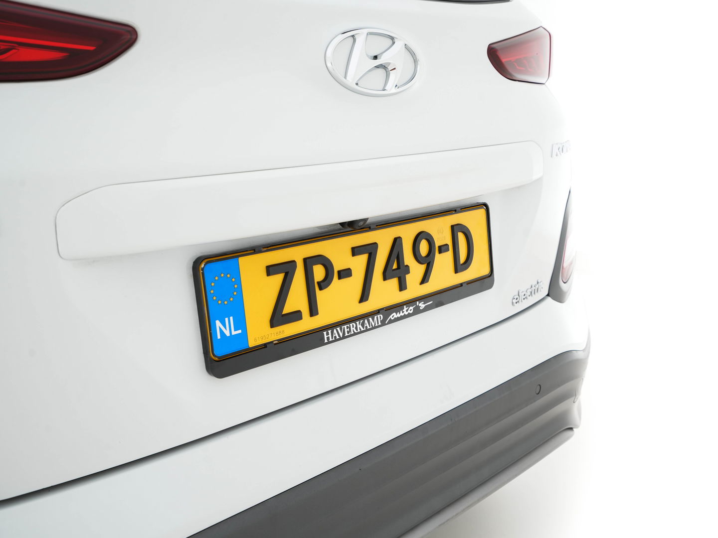 Hyundai KONA EV Premium 64 kWh (INCL-BTW) *FULL-LEATHER | HEAD-UP | FULL-LED | NAVI-FULLMAP | DAB | ADAPTIVE-CRUISE | KRELL-AUDIO | KEYLESS | CAMERA | BLIND-SPOT | LANE-ASSIST | DIGI-COCKPIT | COMFORT-SEATS | 17''ALU*