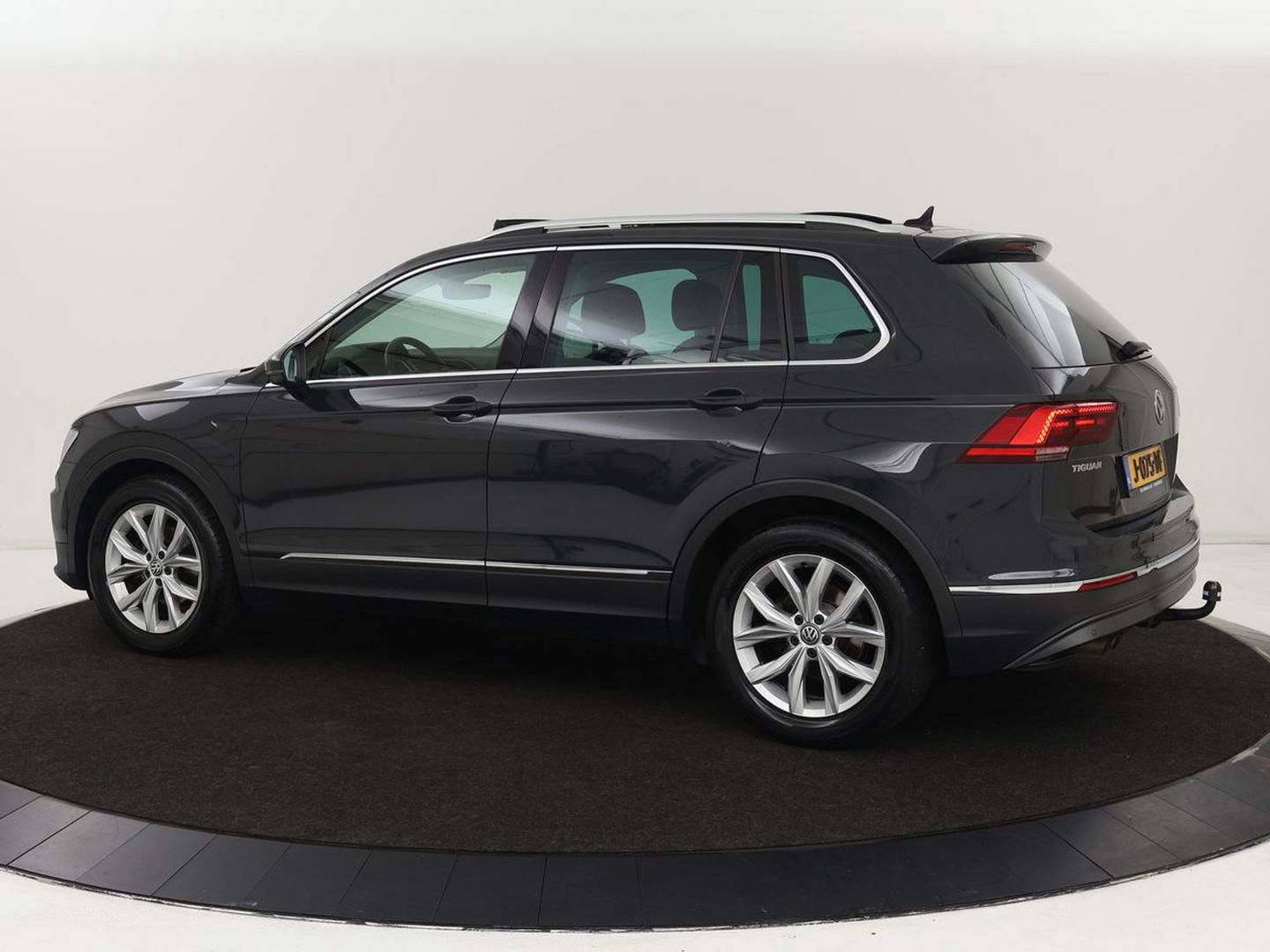 Volkswagen Tiguan 1.5 TSI Highline | Panoramadak | Stoelverwarming | Dynaudio | Massage | Trekhaak | Camera | Carplay | Virtual Cockpit | Adaptive cruise | Full LED | Carplay | Navigatie