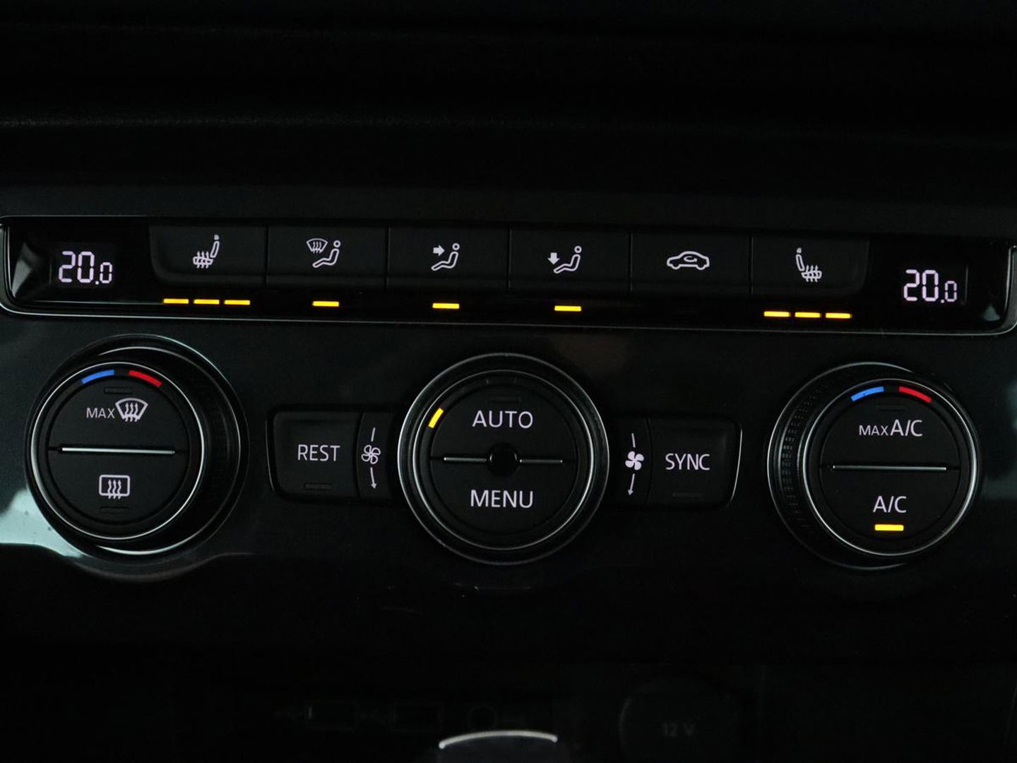 Volkswagen Tiguan 1.5 TSI Highline | Panoramadak | Stoelverwarming | Dynaudio | Massage | Trekhaak | Camera | Carplay | Virtual Cockpit | Adaptive cruise | Full LED | Carplay | Navigatie