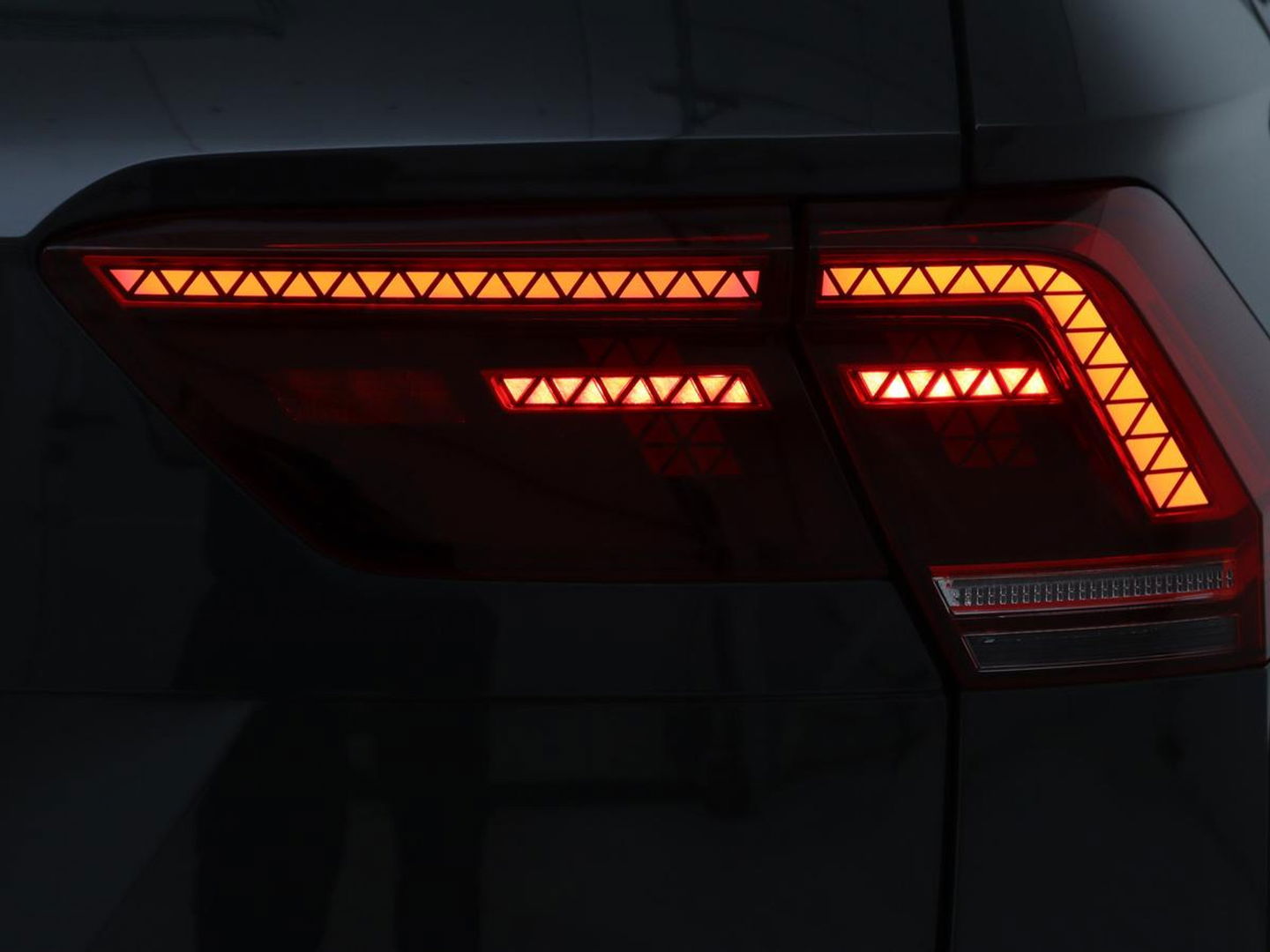 Volkswagen Tiguan 1.5 TSI Highline | Panoramadak | Stoelverwarming | Dynaudio | Massage | Trekhaak | Camera | Carplay | Virtual Cockpit | Adaptive cruise | Full LED | Carplay | Navigatie