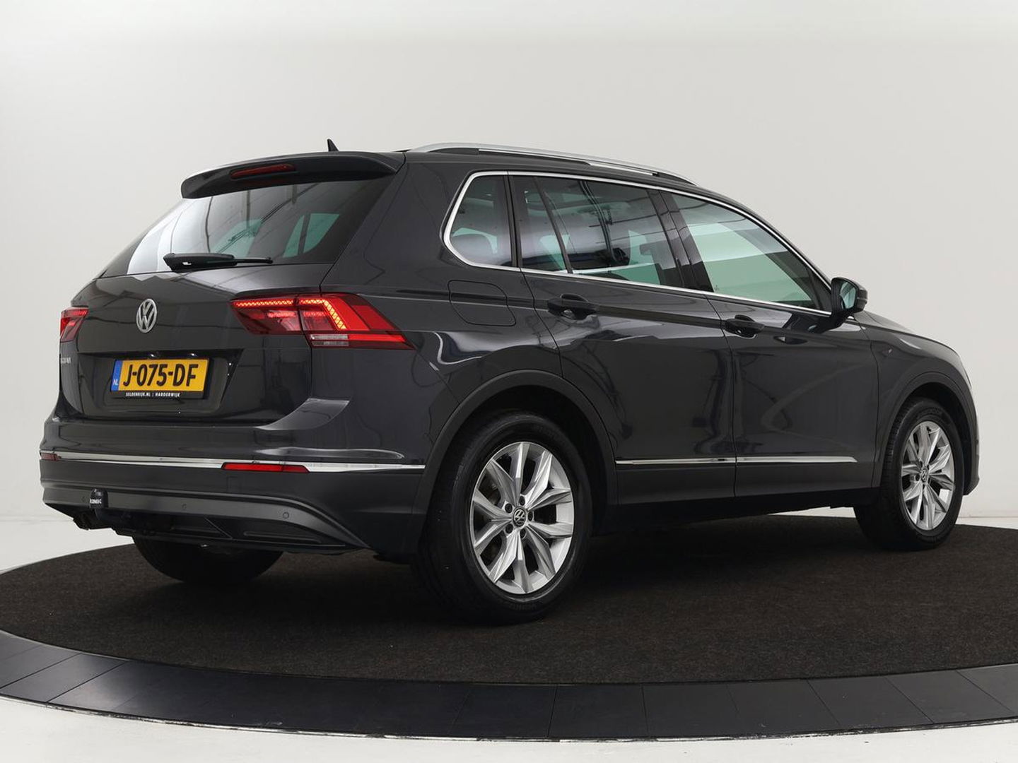Volkswagen Tiguan 1.5 TSI Highline | Panoramadak | Stoelverwarming | Dynaudio | Massage | Trekhaak | Camera | Carplay | Virtual Cockpit | Adaptive cruise | Full LED | Carplay | Navigatie