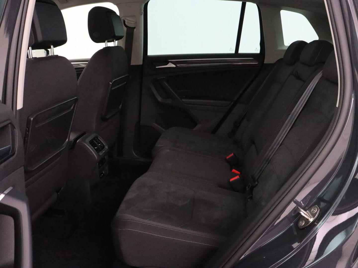 Volkswagen Tiguan 1.5 TSI Highline | Panoramadak | Stoelverwarming | Dynaudio | Massage | Trekhaak | Camera | Carplay | Virtual Cockpit | Adaptive cruise | Full LED | Carplay | Navigatie